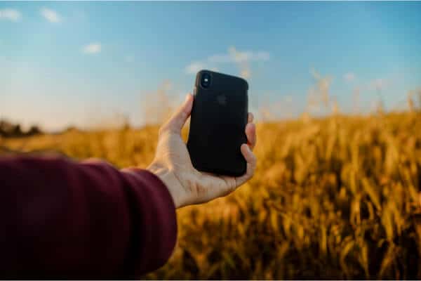 persona con el brazo en posición para realizar un selfi